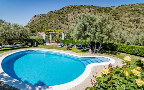 Una piscina privada de 12 metros de largo